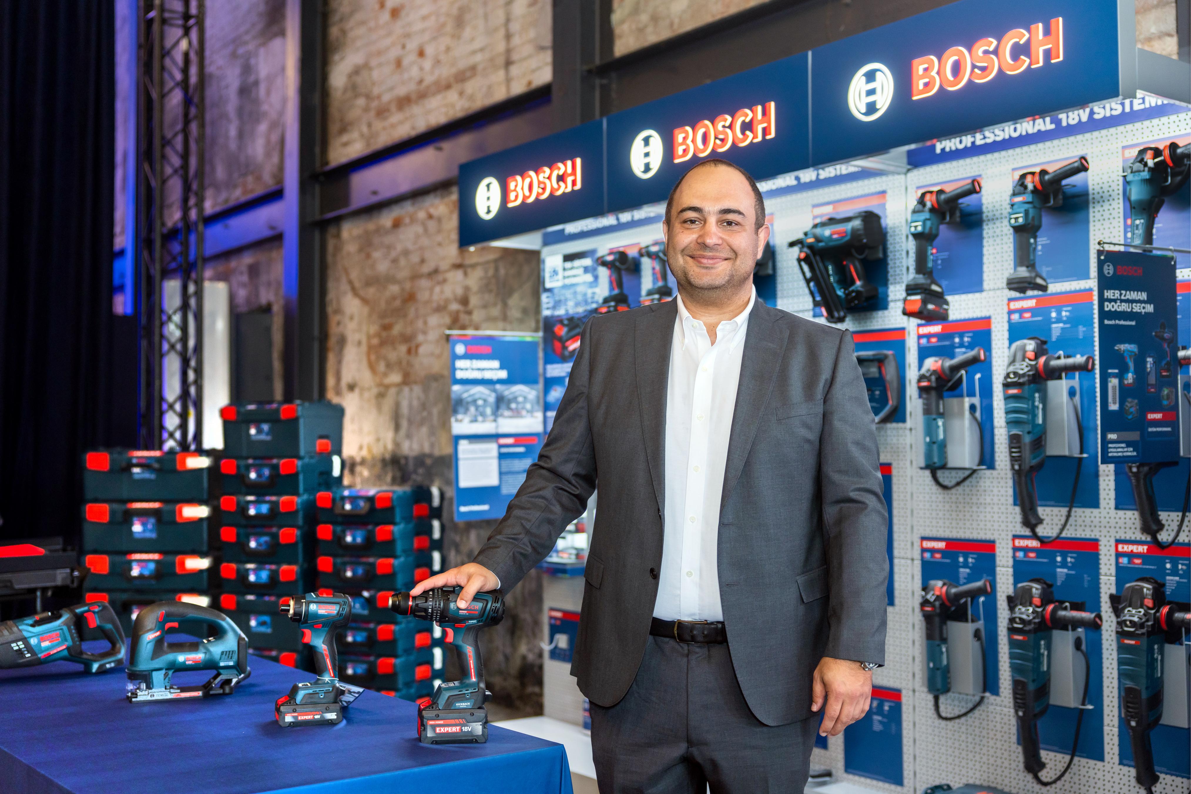 Bosch Elektrikli El Aletleri Bölge Başkan Yardımcısı Ali Fahri Özcan, EXPERT 18V ürünlerinin sergilendiği lansman alanında